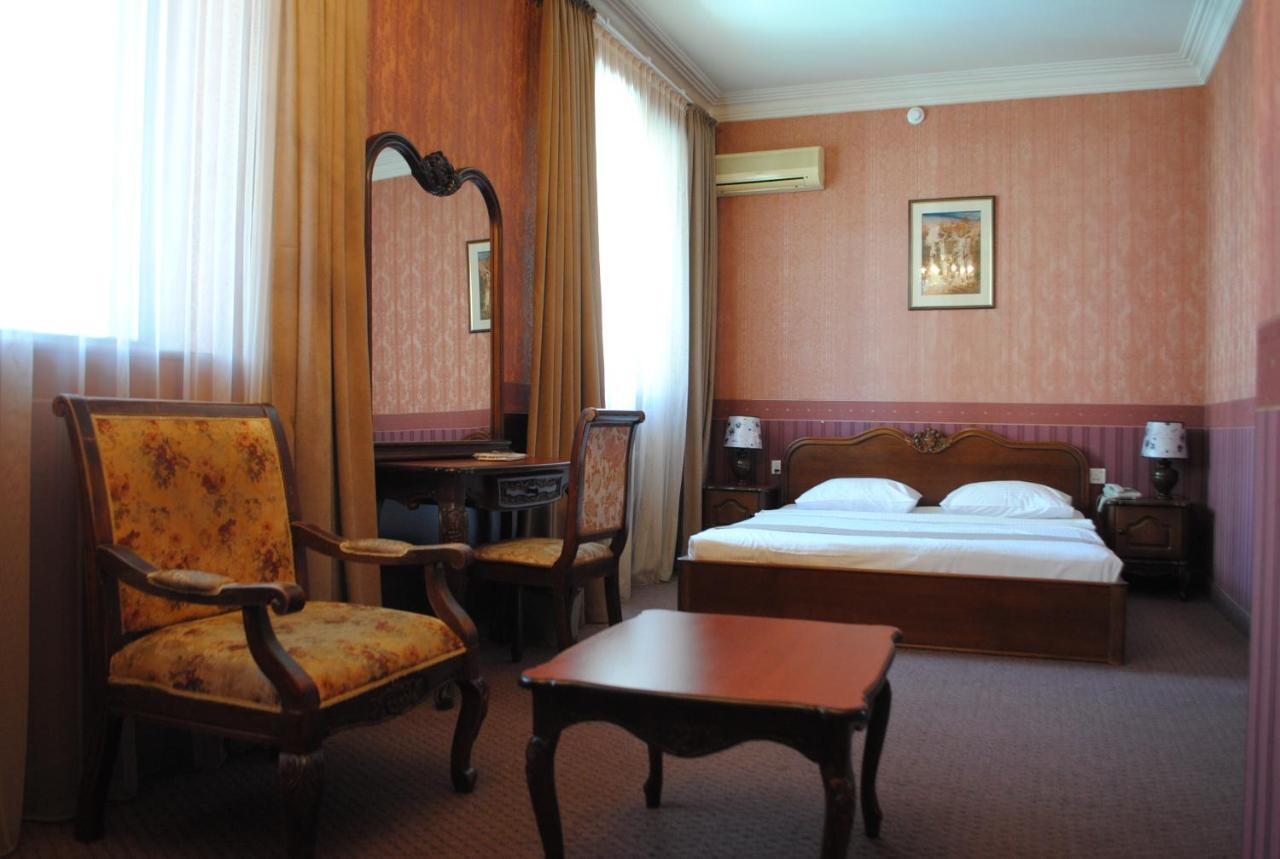 Hotel Sympatia Тбилиси Екстериор снимка